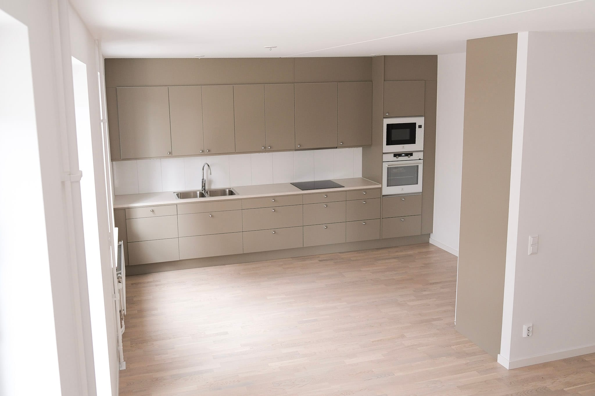 Ett tomtt kök efter renovering i Stockholm