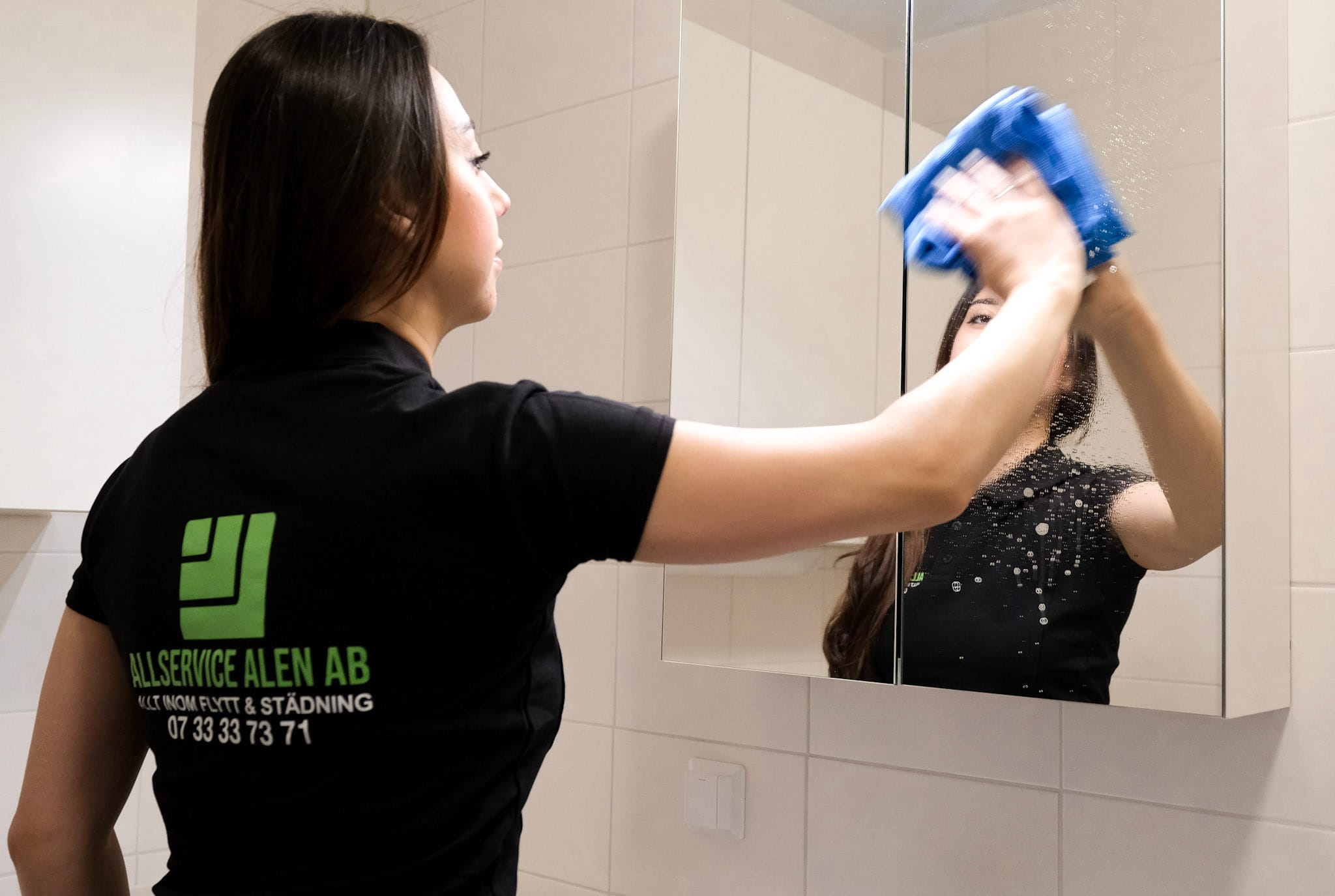 Alen Allservice AB hemstädningsmedarbetare torkar spegel