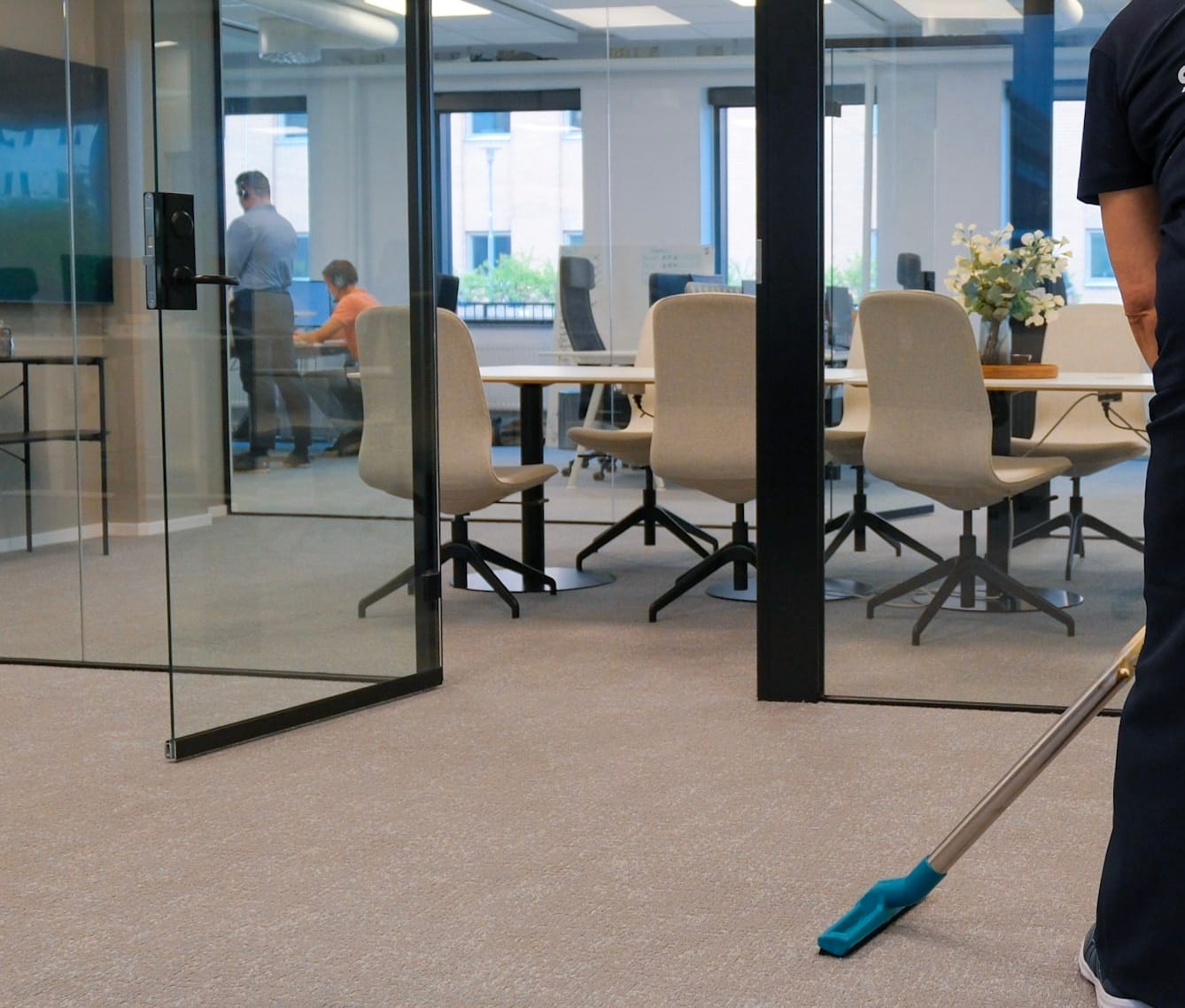 Ett modernt Stockholm kontor under städning