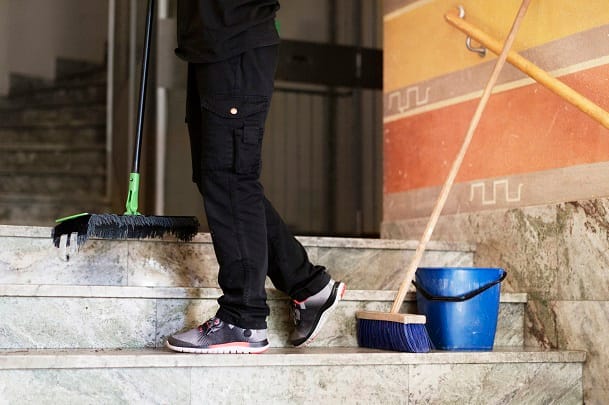 En medarbetare städar på trapporna i Stockholm